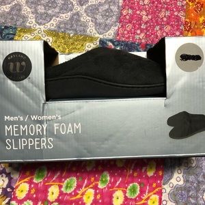 Men’s memory foam slippers. New! Perfect as a gift! 🎁🎄🎅🏻 Size Small 6/7